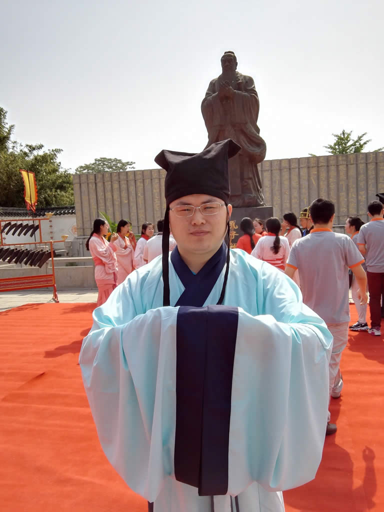 2015-5-14 贸博士受邀参加阿里巴巴北方大区北大N师行单人照